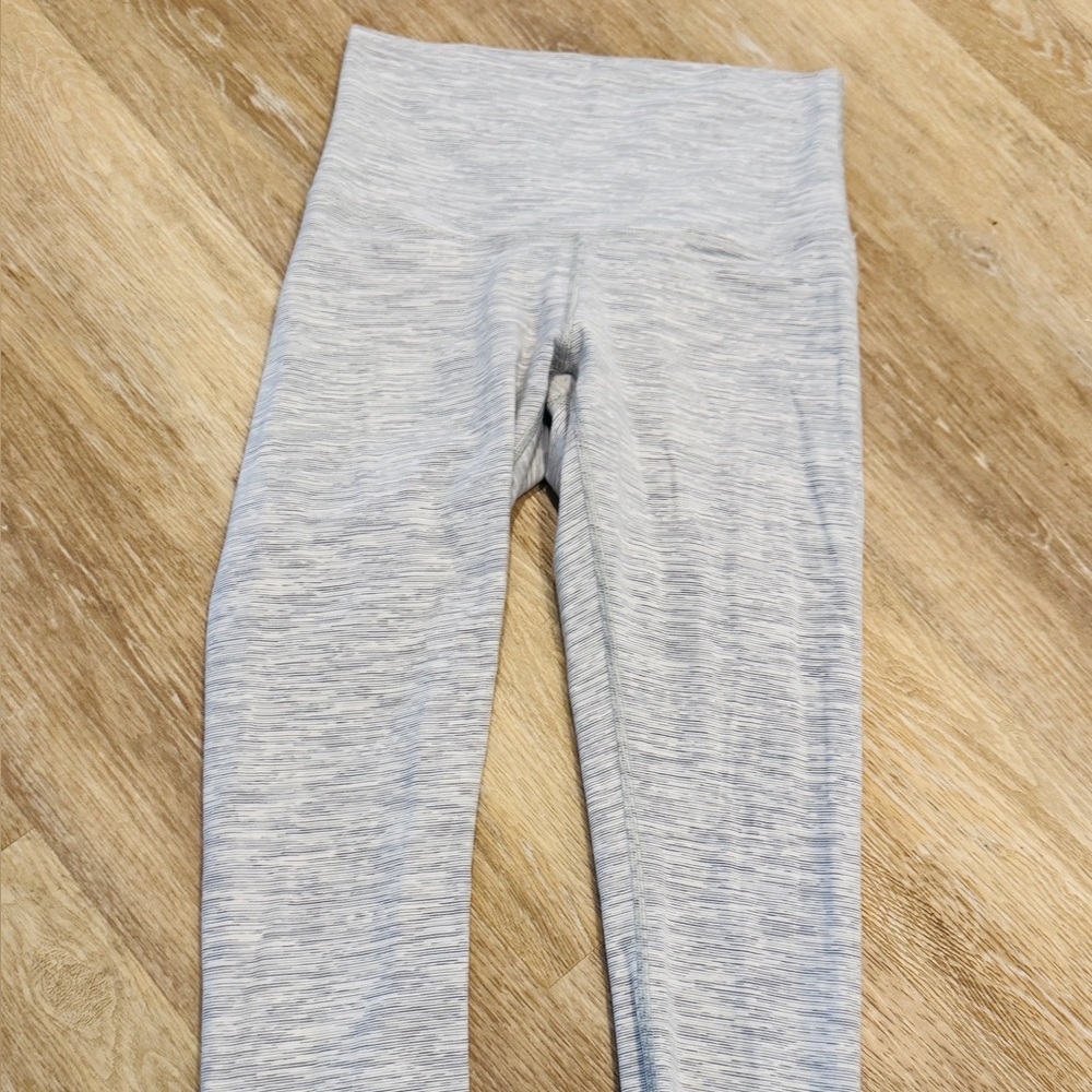 Lululemon Heathered Gray Crop - size 6